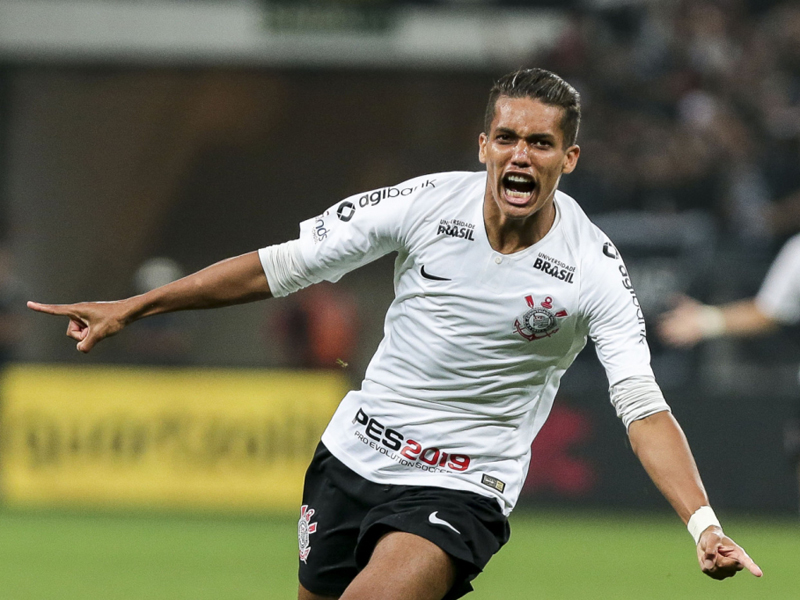 Com gols de Danilo Avelar e Pedrinho, Corinthians elimina o Flamengo 