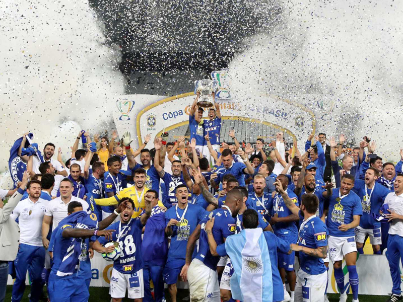 Jogadores do Cruzeiro fazem a festa após hexa da Copa do Brasil 