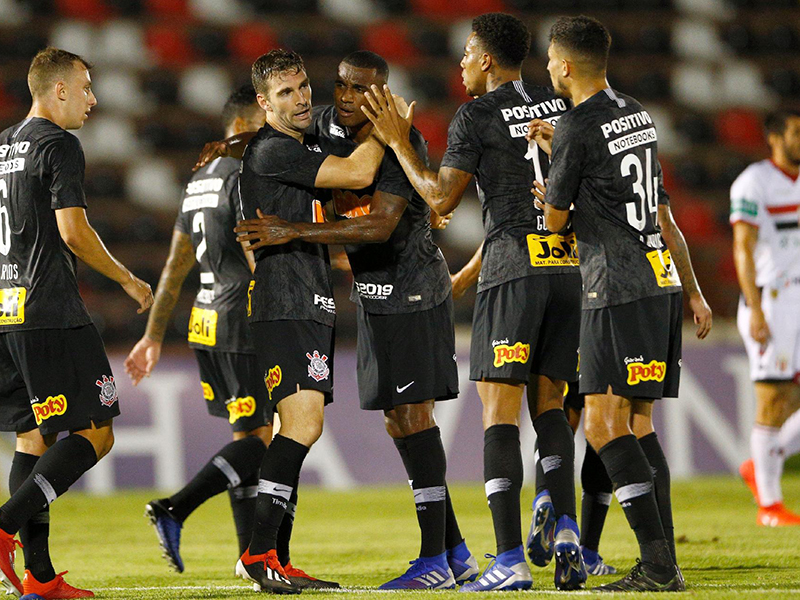 Boselli marca o primeiro em vitória do Corinthians; São Paulo tropeça de novo e se complica