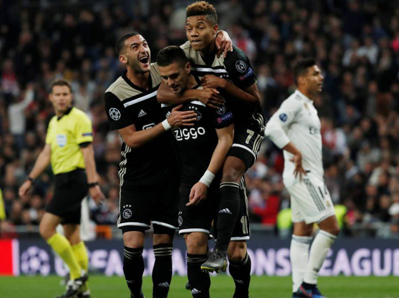 Ajax goleia o Real Madrid no Santiago Bernabéu e avança na Liga dos Campeões
