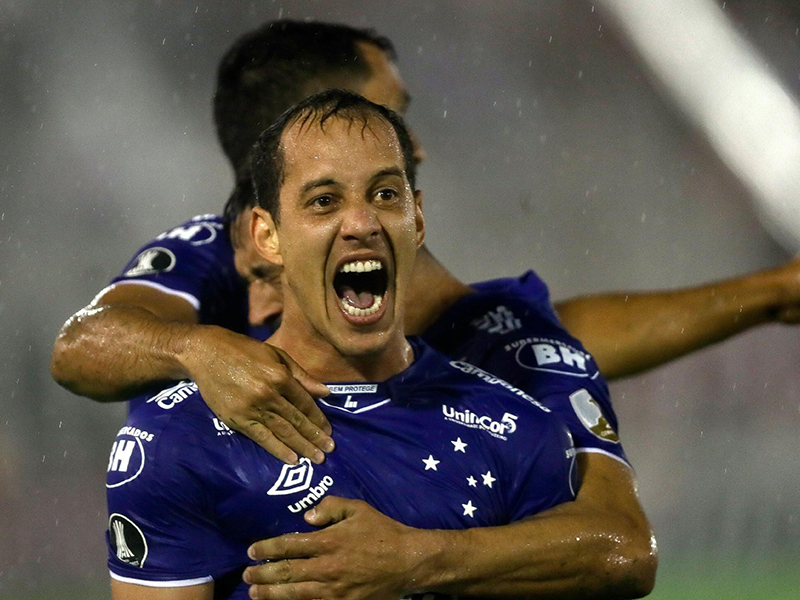 Rodriguinho marca e Cruzeiro vence o Huracán na Argentina