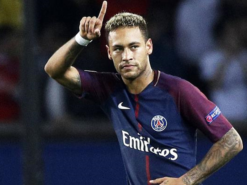 Neymar se apresenta ao PSG com uma semana de atraso
